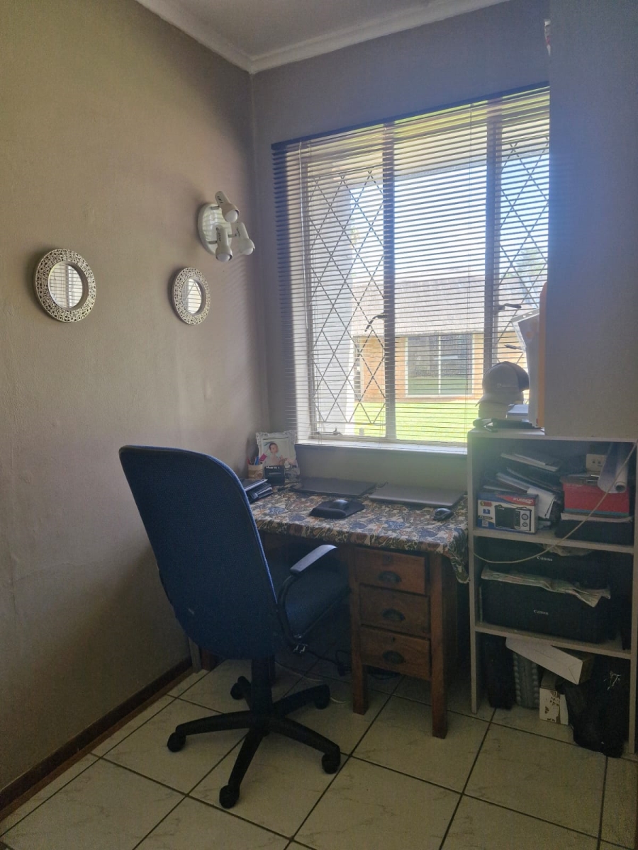 To Let 3 Bedroom Property for Rent in Flamwood North West